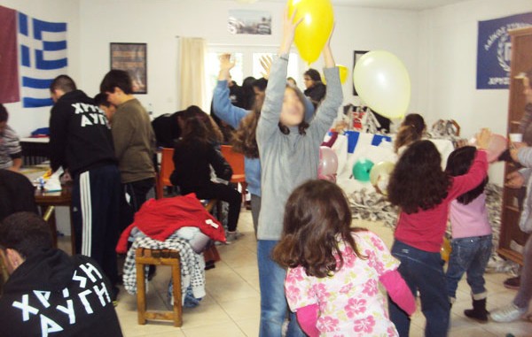 Εργαστήρι κατασκευής χαρταετών τα γραφεία της Χρυσής Αυγής