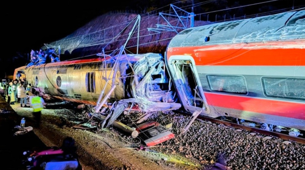 Σύγκρουση τρένων στην Ισπανία: Τραγωδία με δεκάδες νεκρούς και τραυματίες (VIDEO)