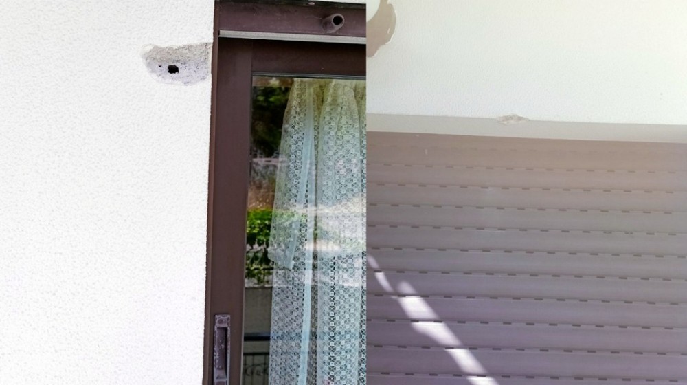 ΧΑΛΚΙΔΑ- ΚΚΕ: Κινδύνεψαν κάτοικοι και διερχόμενοι από τα πυρά αστυνομικών – Σφαίρες καρφώθηκαν σε ισόγεια κατοικία