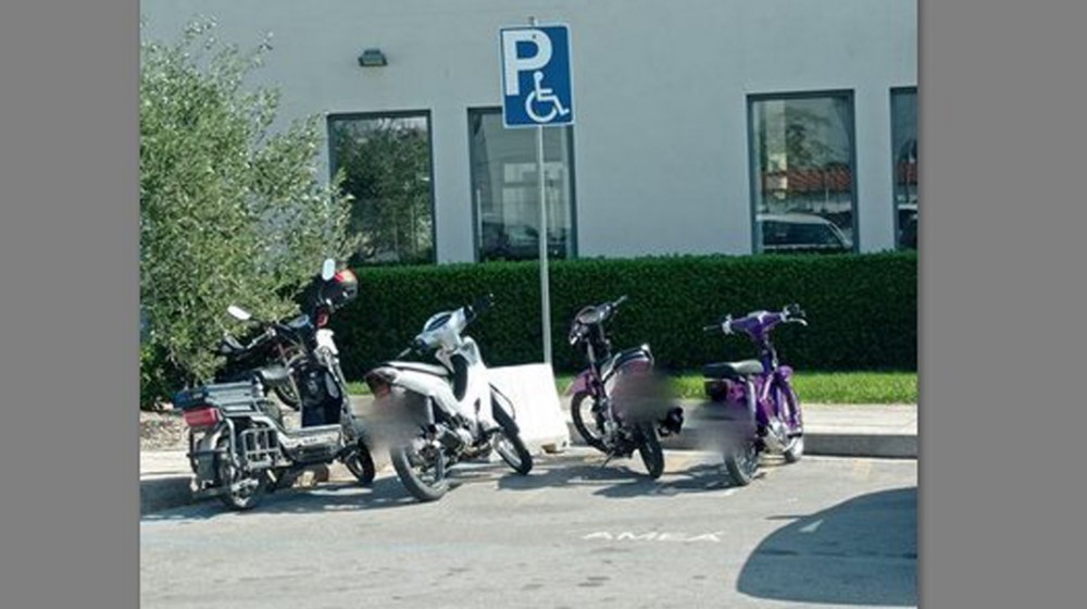 ΧΑΛΚΙΔΑ: Πάρκινγκ για δίκυκλα οι θέσεις των ΑμεΑ στα ΚΤΕΛ Εύβοιας