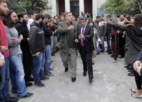 Ψωμί - Παιδεία και φραπές στον υφυπουργό