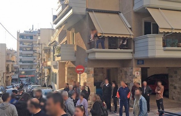 ΑΔΙΑΝΟΗΤΗ ΤΡΑΓΩΔΙΑ: Μάνα με το 4,5 ετών παιδί της έπεσε από τον 5ο όροφο πολυκατοικίας
