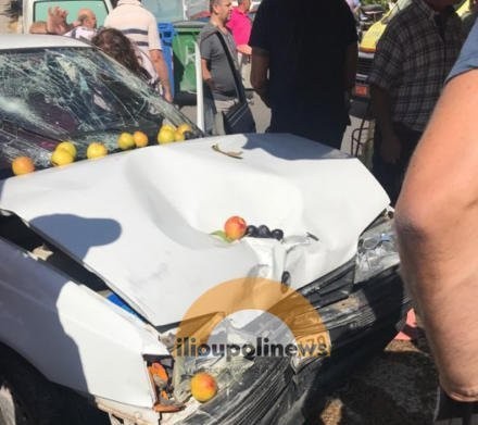 Αυτοκίνητο έπεσε σε πάγκους της λαϊκής - Τρεις τραυματίες (VIDEO)