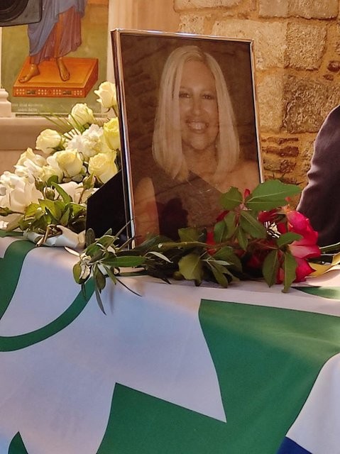 Σκεπασμένο με τρεις σημαίες το φέρετρο της Φώφης Γεννηματά