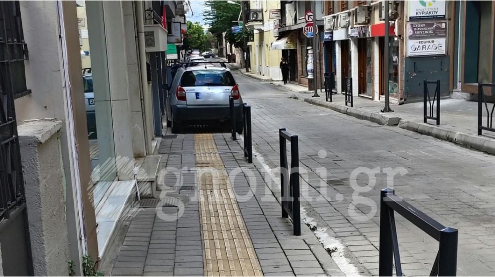 ΧΑΛΚΙΔΑ: Παρκάρισμα για όσκαρ - Ούτε …κουνούπι δεν περνάει από το πεζοδρόμιο