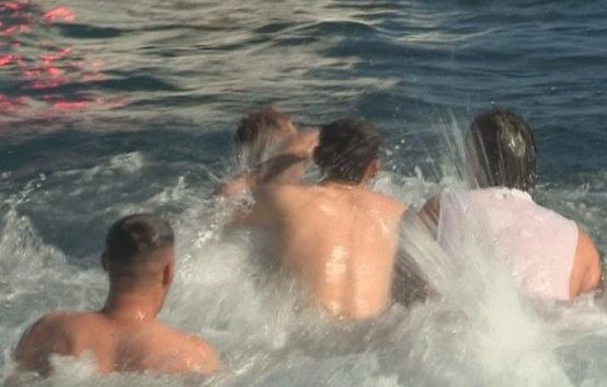 Θεοφάνεια με... μπουνιές για τον Τίμιο Σταυρό (VIDEO)