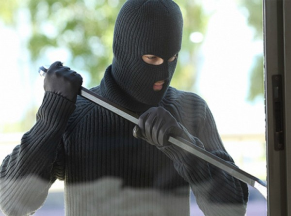 ΜΑΚΡΑΚΩΜΗ: Ο κλέφτης παραβίασε μπαλκονόπορτα και μπήκε σε σπίτι