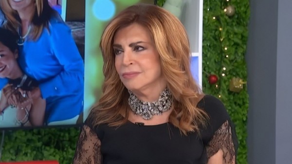 Σάλος με την επική γκάφα της ΕΡΤ: Δεν έκοψαν στο μοντάζ τη διόρθωση στο ρούχο της Μιμής Ντενίση (VIDEO)