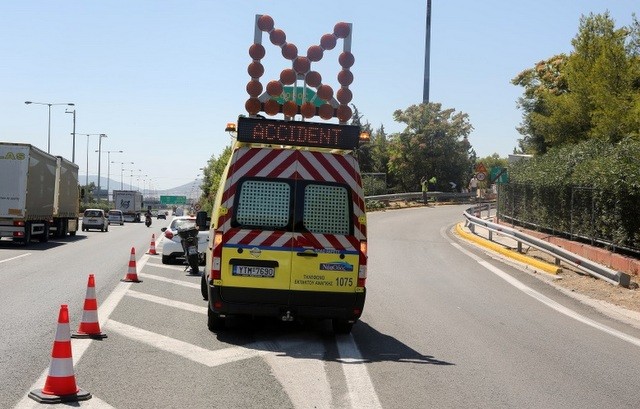 Νταλίκα ντελαπάρισε στην Εθνική Οδό Αθηνών-Λαμίας (φωτό)