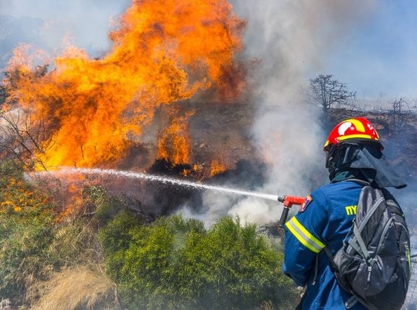 ΟΙΝΟΦΥΤΑ: Άρπαξε φωτιά σε αγροτοδασική έκταση το μεσημέρι του Σαββάτου