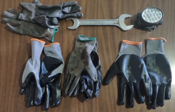 Τα γάντια μέσα στο αυτοκίνητο που επέβαιναν πρόδωσαν τρεις διαρρήκτες