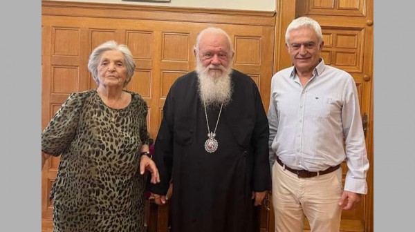 Ο Γιώργος Σπύρου μαζί με τη μητέρα του στον Αρχιεπίσκοπο Αθηνών κ. Ιερώνυμο