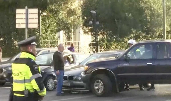 Που πας ρε άνθρωπε; Αγροτικό πήγε να κάνει αναστροφή έξω από τη βουλή! (Video)