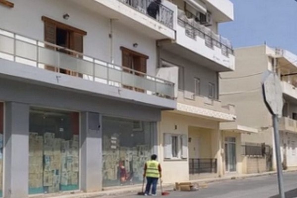 Γυναίκα πετάει σκουπίδια από το μπαλκόνι προκαλώντας την υπάλληλο του Δήμου (VIDEO)