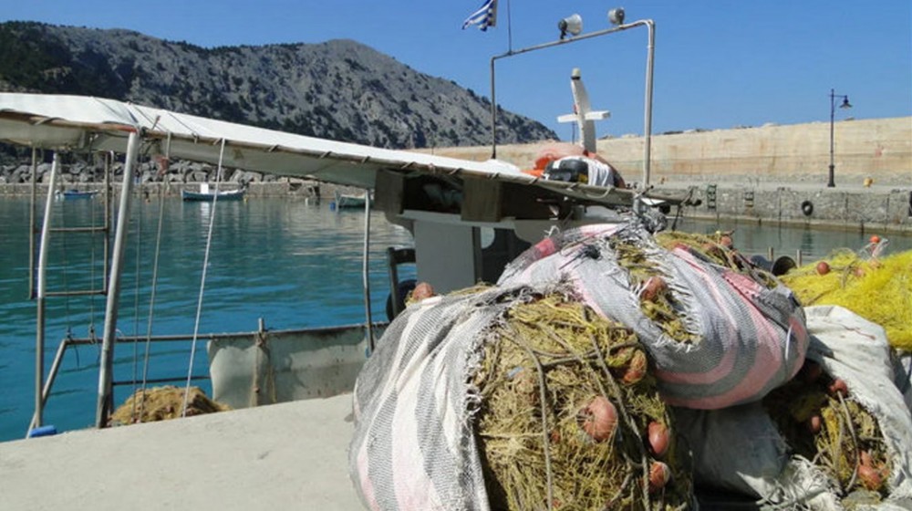 ΠΗΛΙ ΕΥΒΟΙΑΣ: Ημιβύθιση αλιευτικού σκάφους και διαρροή ποσότητας καυσίμου στη θάλασσα
