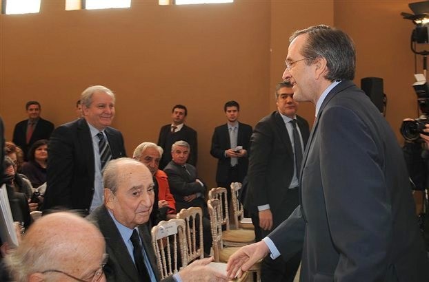 Παγωμένη χειραψία μεταξύ Μητσοτάκη και Σαμαρά