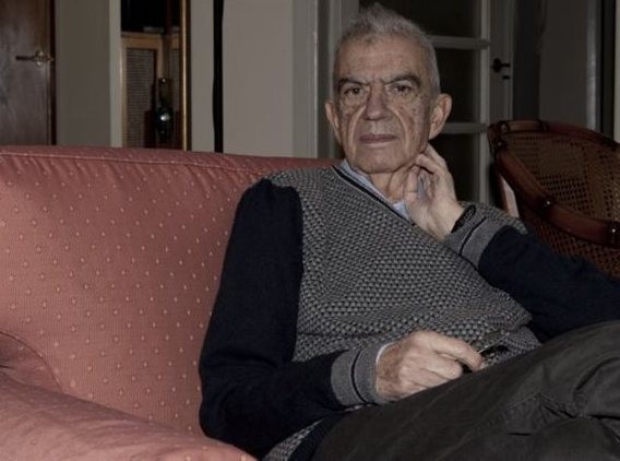 Νεκρός με χτυπήματα στο πρόσωπο ο Μένης Κουμανταρέας