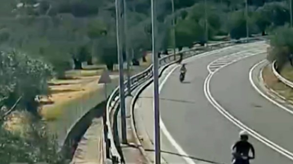 Θρήνος για 18χρονο και 16χρονο που έχασαν τη ζωή τους στην άσφαλτο (VIDEO)