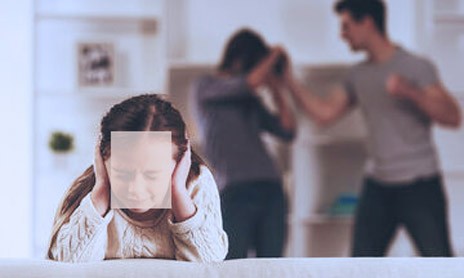 Επαιξαν ξύλο μπροστά στα δύο παιδιά τους