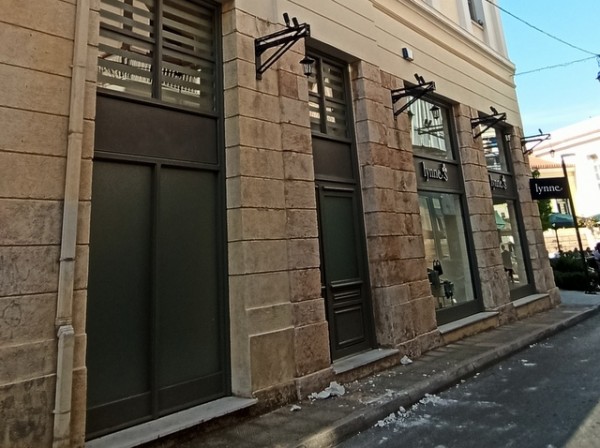 ΧΑΛΚΙΔΑ: Βρέχει σοβάδες και οικοδομικά υλικά στη συμβολή των οδών Κριεζώτου και Συγγρού