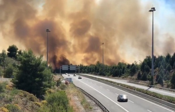 Μεγάλη φωτιά διέκοψε την κυκλοφορία στην Εθνική Οδό Αθηνών-Λαμία