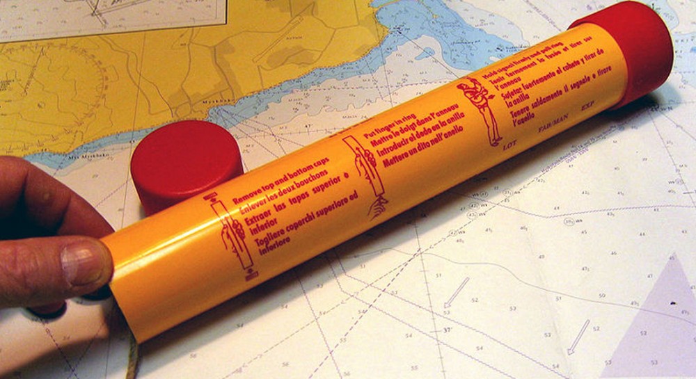 Καλά πήγε αυτό: Πέταξε φωτοβολίδα για να ξεπροβοδίσει τον νεοσύλλεκτο γιο του κι αυτή καρφώθηκε σε ταχύπλοο!