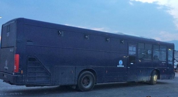 ΧΑΛΚΙΔΑ: Έμεινε στο δρόμο από μηχανική βλάβη το λεωφορείο της Αστυνομίας γεμάτο κρατούμενους