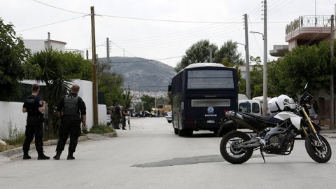 ΜΕΝΙΔΙ: Αδέσποτη σφαίρα πέρασε δίπλα από 14χρονη και καρφώθηκε στον τοίχο του σπιτιού της