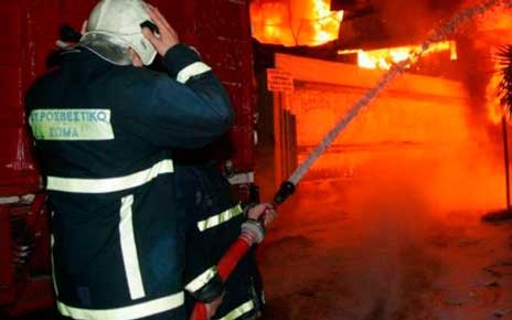 Ξέσπασε πυρκαγιά σε εργοστάσιο λιπαντικών στην Ριτσώνα