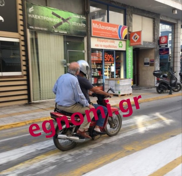 Ο Χρήστος Παγώνης με παπάκι στο κέντρο της Χαλκίδας