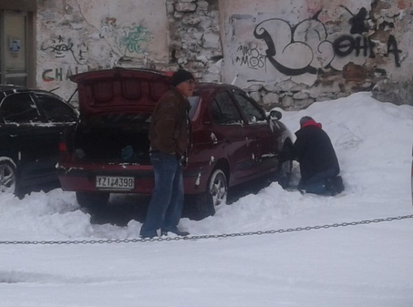 ΧΙΟΝΙΑ ΧΑΛΚΙΔΑ: Οι προνοητικοί οδηγοί βάζουν αλυσίδες