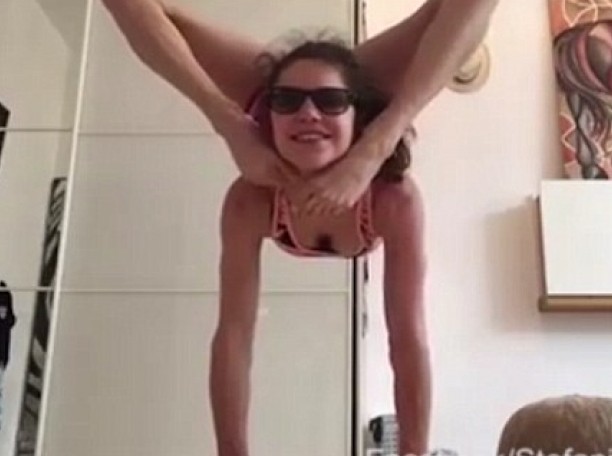 Νεαρή γυναίκα βάζει τα γυαλιά με τα πόδια της (VIDEO)