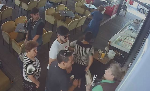 Ανανδρος χτύπησε ιδιοκτήτρια καφετέριας επειδή άργησε η παραγγελία (VIDEO)