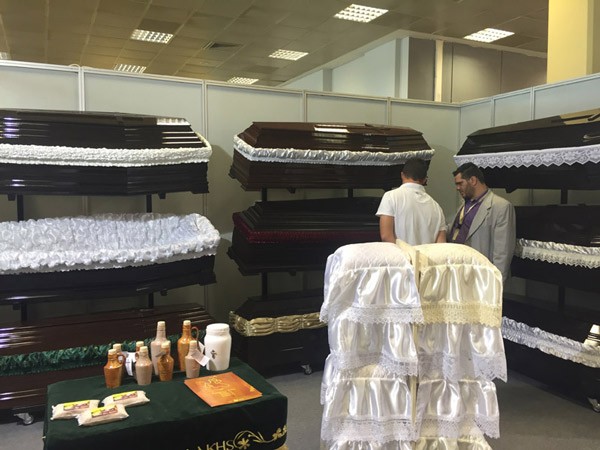 Εκθεση με φέρετρα και κόλυβα