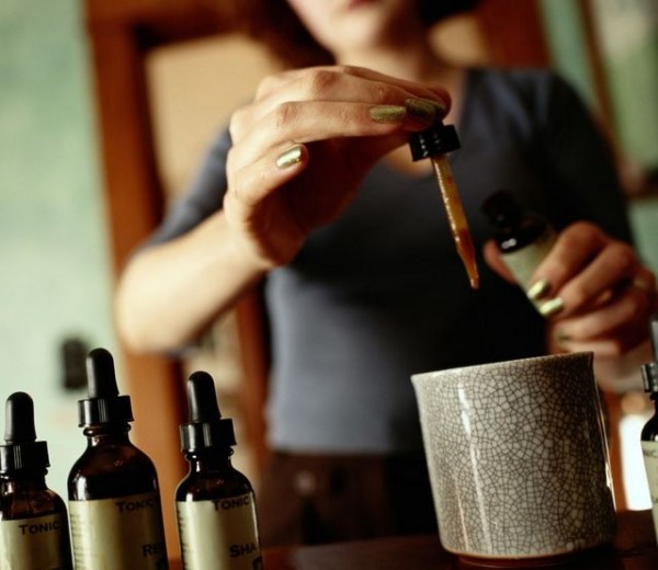 Υπνώτιζε ηλικωμένους και τους ξάφριζε