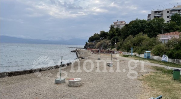 ΠΛΑΖ ΣΟΥΒΑΛΑ: Παλούκια αντί για ομπρέλες!