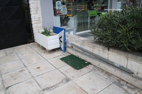 Κάποιος να την σηκώσει