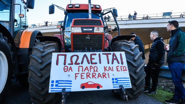 ΣΤΟΥΣ ΔΡΟΜΟΥΣ ΟΙ ΑΓΡΟΤΕΣ: Μάχες με τα ΜΑΤ - Οδηγός ΙΧ έπεσε πάνω σε τρακτέρ (VIDEO)