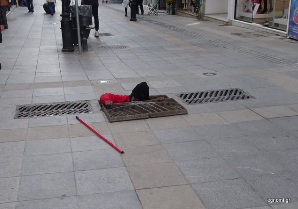 ΧΑΛΚΙΔΑ ΑΒΑΝΤΩΝ: Έβγαζε τις σχάρες και έκανε βουτιά στους υπόνομους (pics)