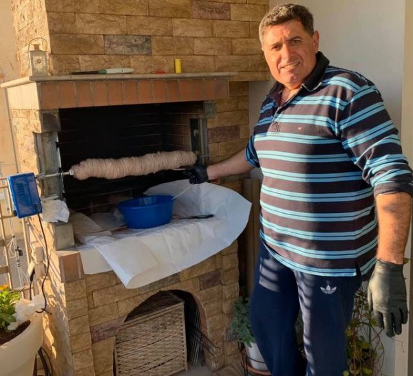 Ο Γιώργος Καραμάνος έψησε το κοκορέτσι του με νόμιμο τρόπο