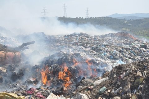 ΚΥΜΗ: Ο σκουπιδότοπος άρπαξε φωτιά
