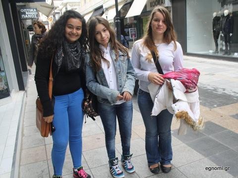 Χαμογελαστές τρεις μαθήτριες του 4ου Γυμνασίου Χαλκίδας
