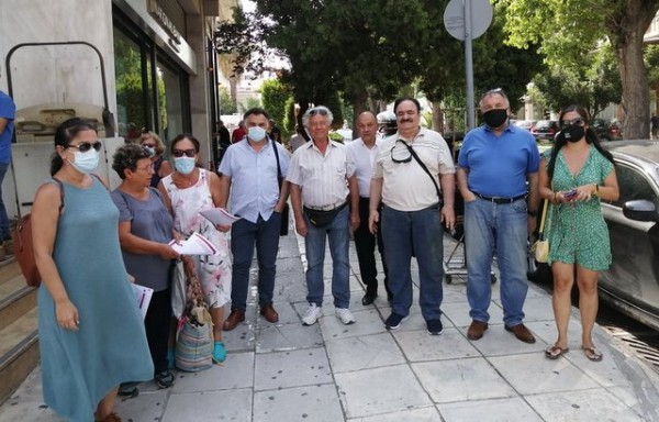 ΧΑΛΚΙΔΑ: Διαμαρτυρία για το κλείσιμο καταστημάτων τραπεζών στην Εύβοια