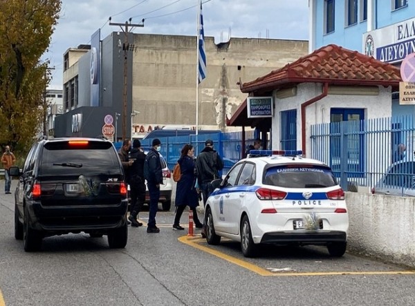 Αδιανόητο: Αντιεμβολιαστές πέρασαν χειροπέδες σε διευθυντή Γυμνασίου!