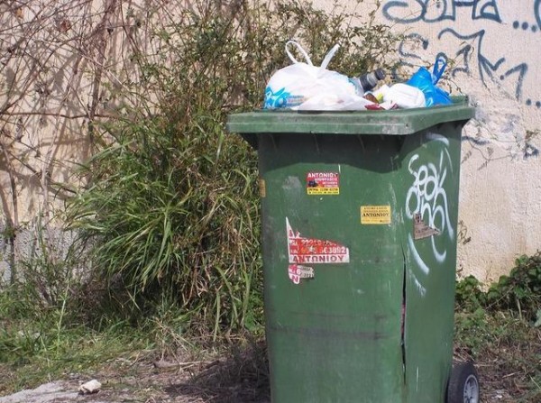 Ηλικιωμένη ξεχάστηκε και πέταξε στα σκουπίδια 25.000 ευρώ