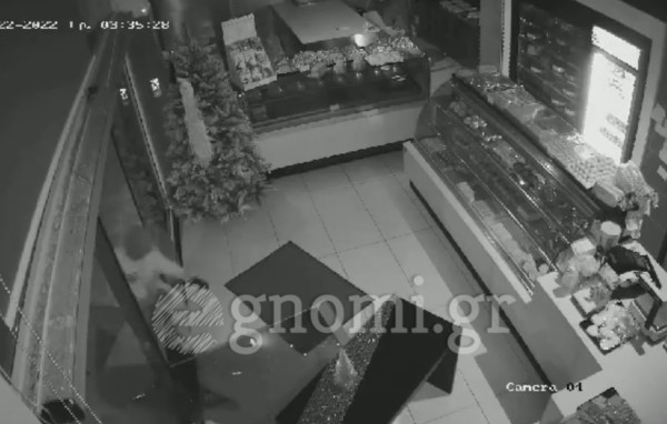 ΖΑΧΑΡΟΠΛΑΣΤΕΙΟ ΒΑΣΙΛΕΙΟΥ ΧΑΛΚΙΔΑ: Ο κλέφτης ...κατέβασε την τζαμαρία και άρπαξε την ταμειακή (VIDEO)