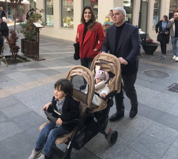 Οικογενειακή βόλτα στη Χαλκίδα για τον υφυπουργό Σίμο Κεδίκογλου