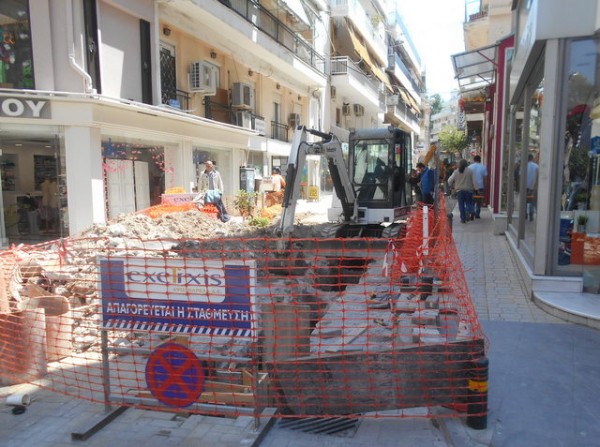 Συνεχίζονται οι εργασίες τοποθέτησης αγωγού στην οδό Αντωνίου