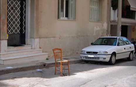 Πρόστιμα μέχρι 400 ευρώ για όσους πιάνουν θέσεις παρκαρίσματος με αντικείμενα