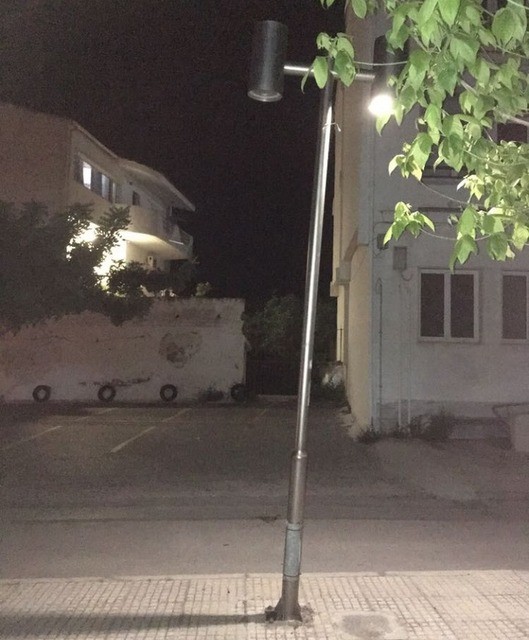 ΧΑΛΚΙΔΑ: Η φωτιστική κολόνα και γέρνει και δεν φωτίζει στην Πλατεία Πυροσβεστικής